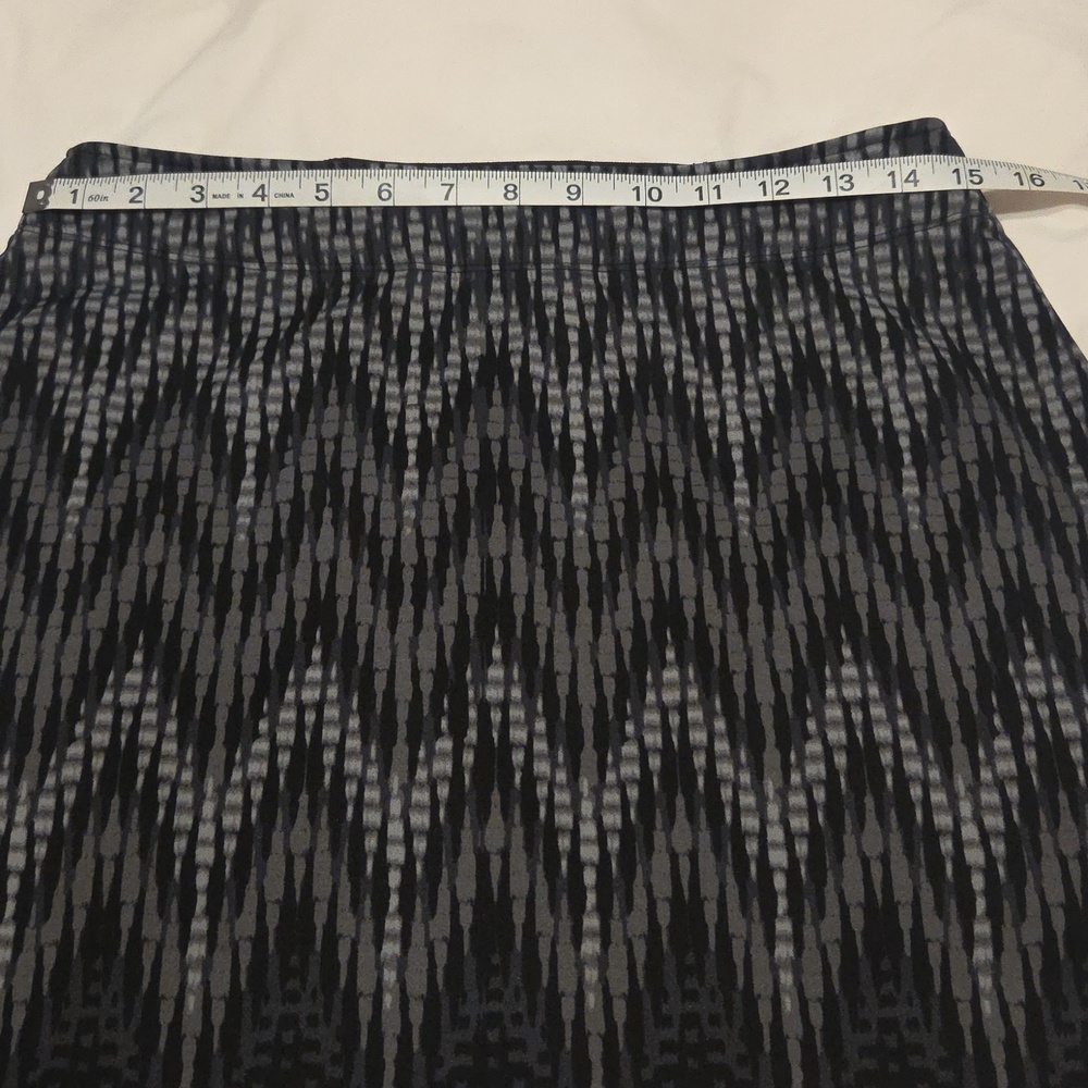 Athleta Pretty Black/Gray Mini Skirt In Very Good Condition! Stretchy Fabric. - Picture 9 of 10